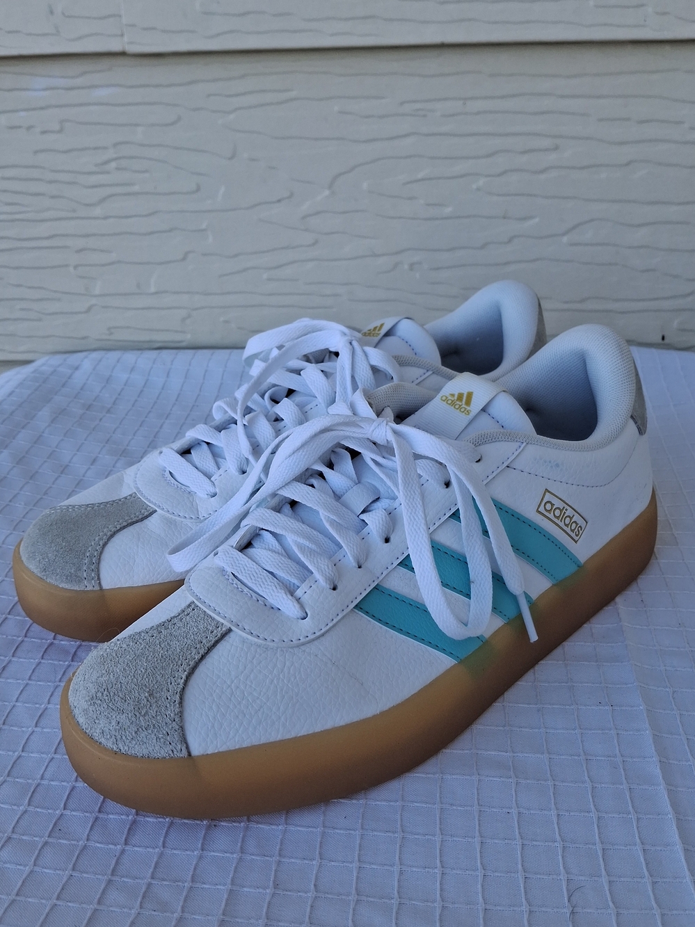 adidas Women’s White & Teal Gum Sole Sneakers Sz 10
